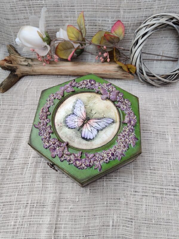 Szkatułka "Lawendowy Motyl" – ręcznie zdobione pudełko decoupage