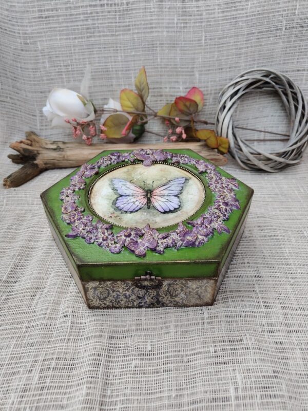 Szkatułka "Lawendowy Motyl" – ręcznie zdobione pudełko decoupage
