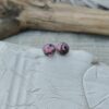 Okrągłe kolczyki z różowo-czarnym marmurkowym wzorem i złotymi płatkami, średnica 1 cm Okrągłe kolczyki z różowo-czarnym marmurkowym wzorem i złotymi płatkami, średnica 1 cm